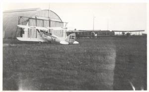 Marinens Flyveskole 1935: I forgrunden en De Havilland Moth 